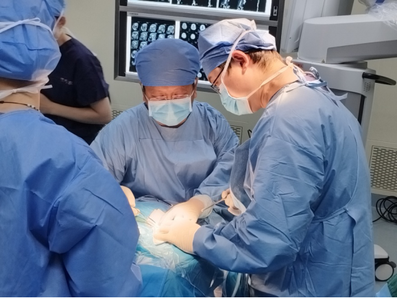 泰安64岁老人肾病+颈动脉重度狭窄 成为焦力群教授在宣武医院济南医院的首例手术患者