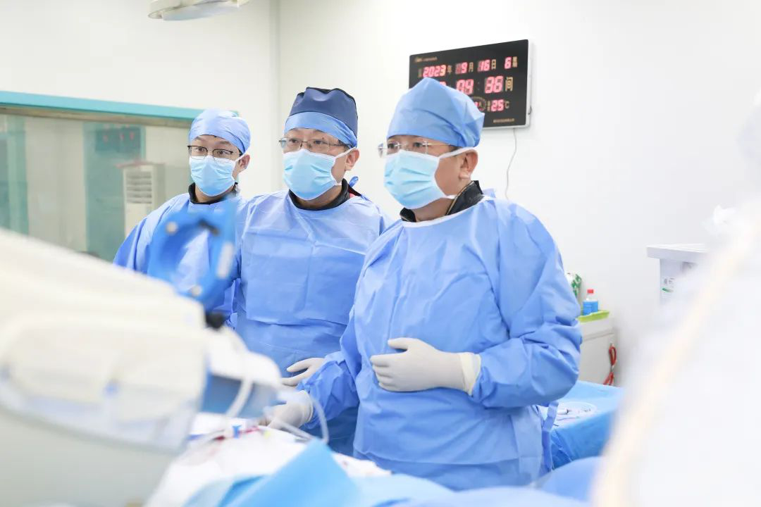 宣武医院济南医院院长焦力群教授在中心院区完成 3例神经介入四级手术